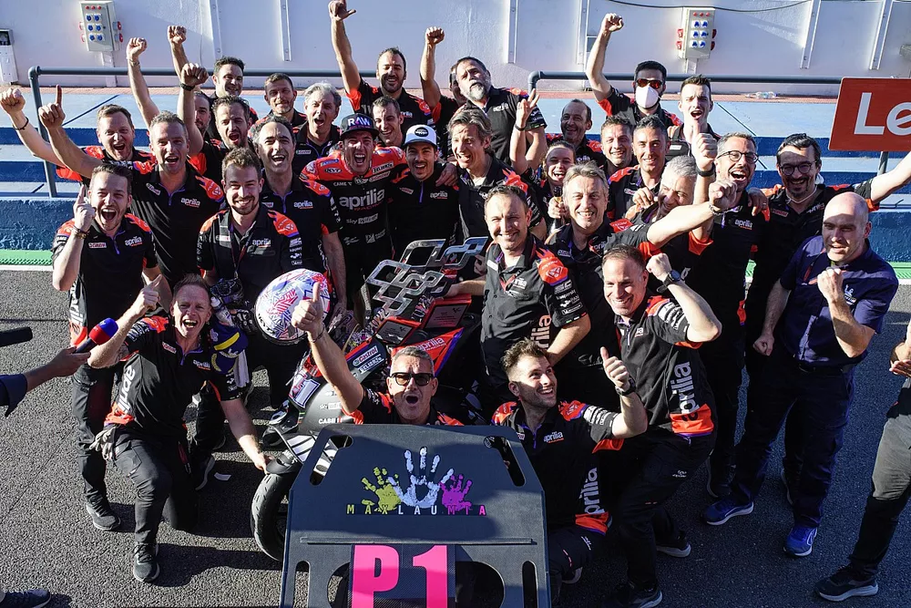 Le vainqueur Aleix Espargaro, Aprilia Racing, et Maverick Vinales, Aprilia Racing f&ecirc;tent avec leur &eacute;quipe