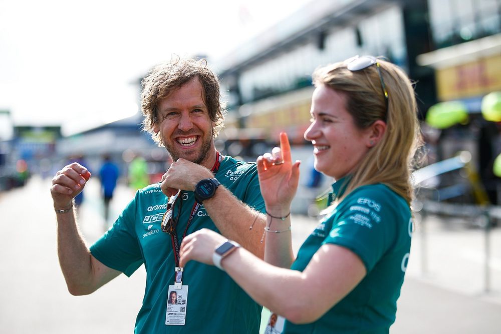 Sebastian Vettel, Aston Martin, y una compañera