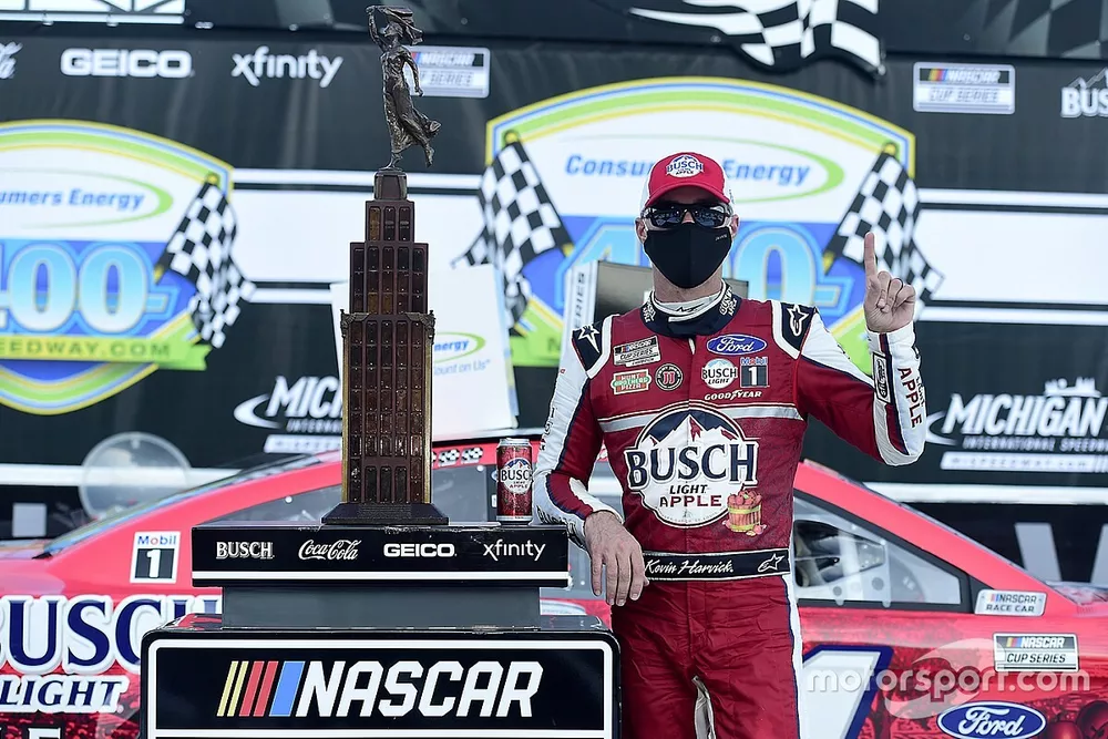 Race Winner Kevin Harvick, Stewart-Haas Racing, Ford Mustang