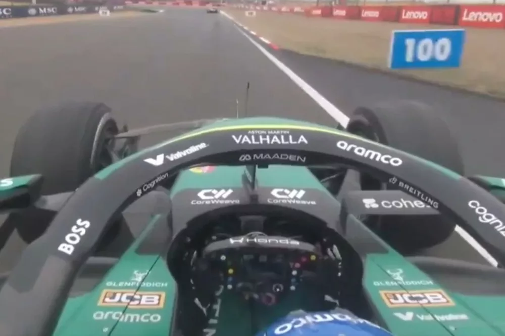 Alonso levanta las manos del Volante del AMR26