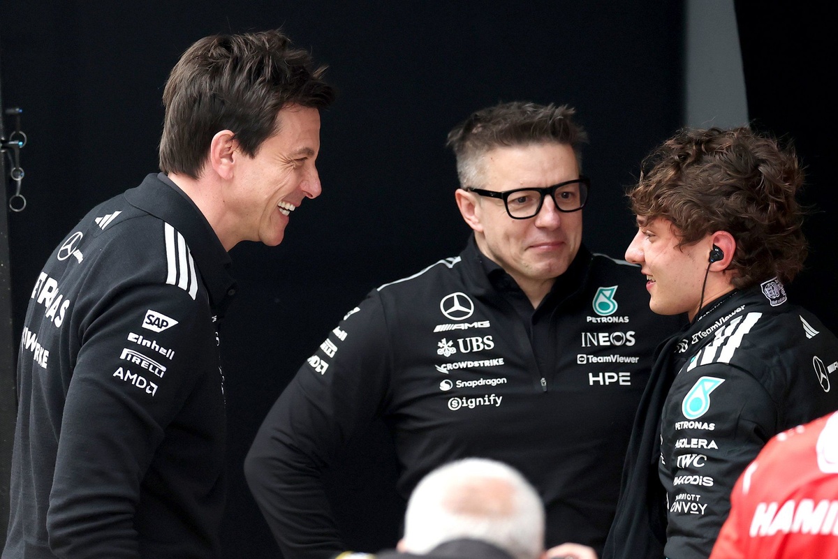 ‘Piedi per terra’ – el mensaje serio tras la broma de Toto Wolff con los medios italianos