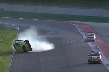 Brivido per Maffei a Misano: capotta e finisce oltre le barriere!