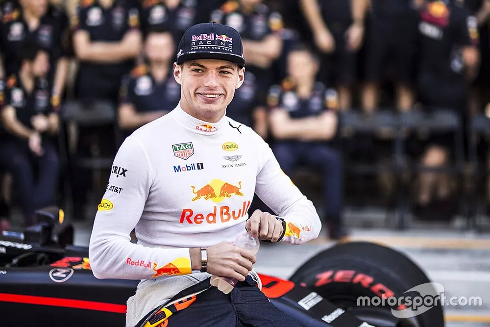 Max Verstappen, Red Bull Racing bij de teamfoto van Red Bull Racing