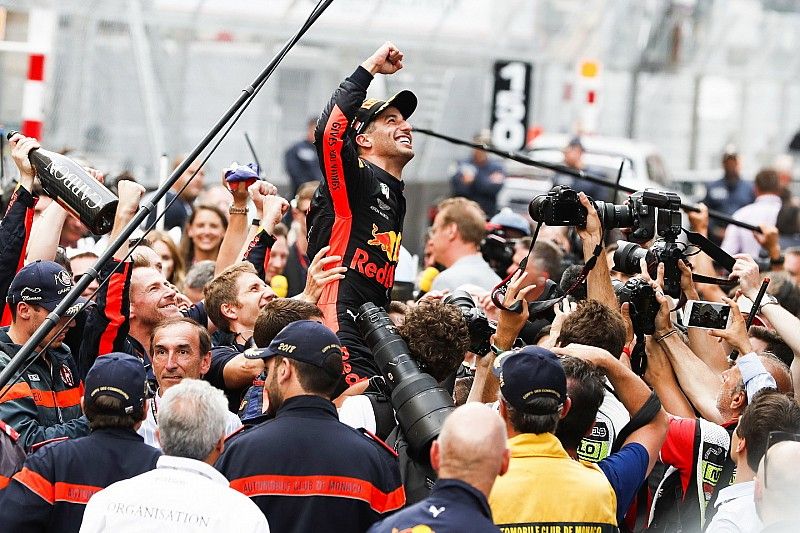 El ganador de la carrera Daniel Ricciardo, Red Bull Racing, celebra en el Parc Ferme