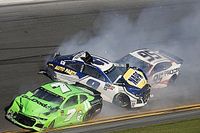 La última carrera de Danica Patrick en NASCAR termina con un choque