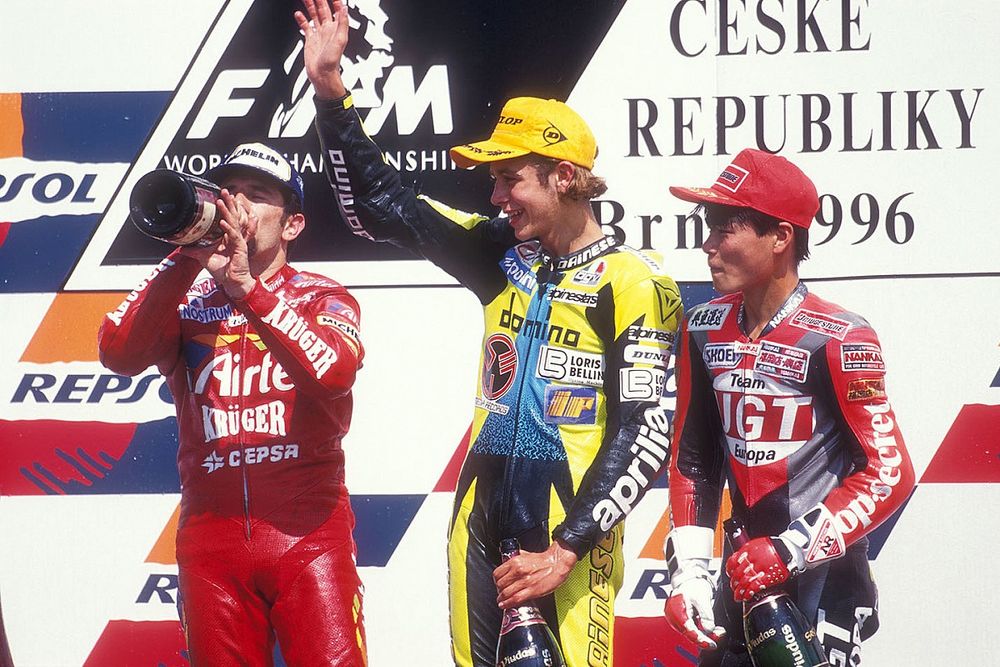 Podio: ganador de la carrera Valentino Rossi, Aprilia, segundo lugar Jorge Martinez, Aprilia, tercer lugar Tomomi Manako, Honda