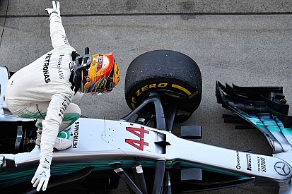 La historia detrás de la foto: Hamilton y la bendición de Suzuka