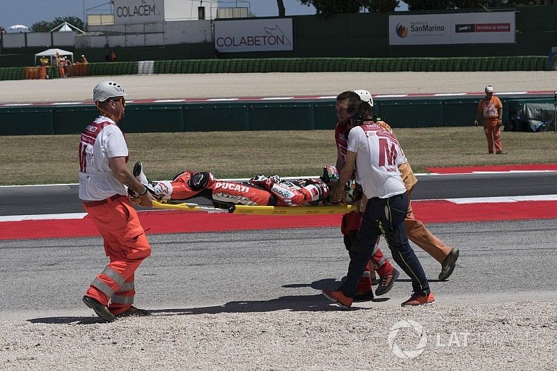 Chaz Davies, Ducati Team es llevado en una camilla