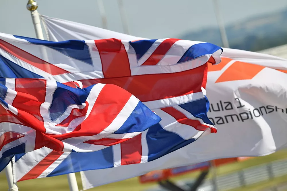 Bandera de Union Jack en el viento