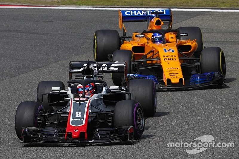 Romain Grosjean, Haas F1 Team VF-18 Ferrari, devant Fernando Alonso, McLaren MCL33 Renault