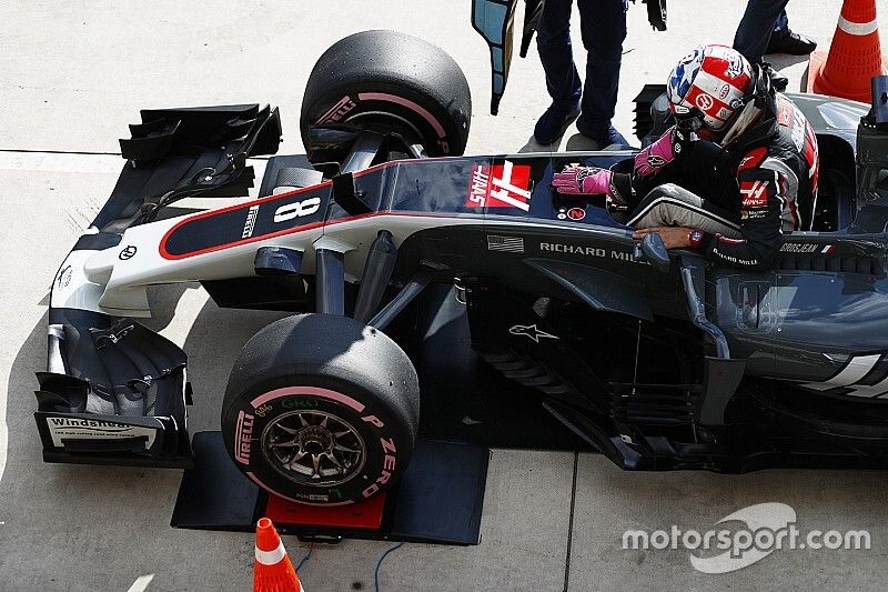 Romain Grosjean, Haas F1 Team VF-17, à la pesée de la FIA