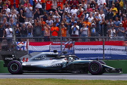 Hamilton'a ceza gelebileceği için radyodan zorlaması söylenmiş