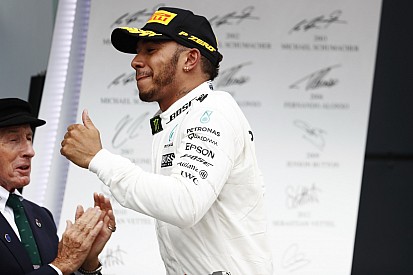 Stewart: Hamilton amellett, hogy kiváló versenyző, szerencsés is