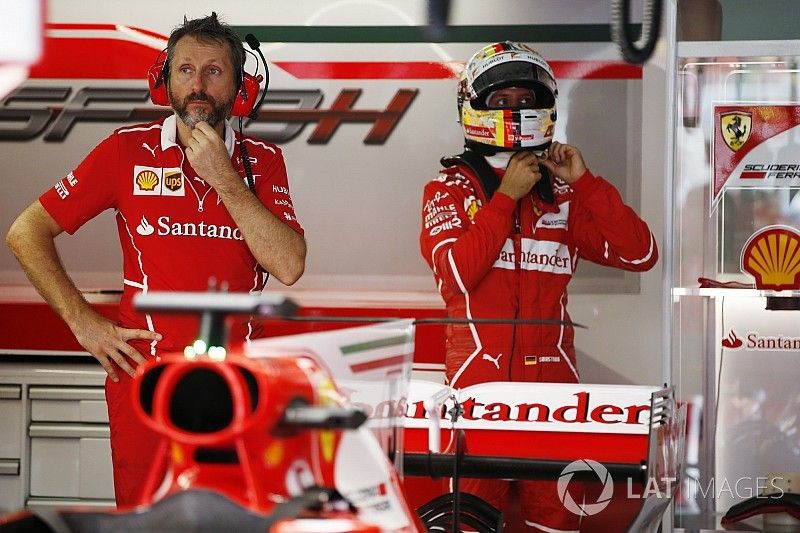 Sebastian Vettel, Ferrari, y un mec&aacute;nico del equipo