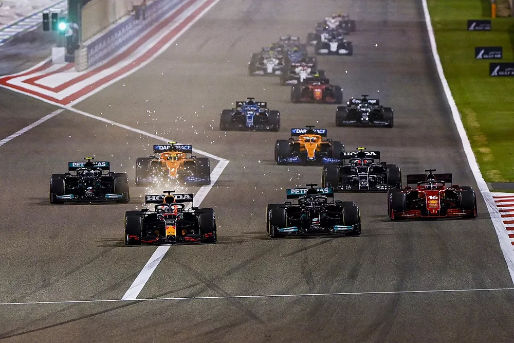 Max Verstappen, Red Bull Racing RB16B, Lewis Hamilton, Mercedes W12, Charles Leclerc, Ferrari SF21, Valtteri Bottas, Mercedes W12, Lando Norris, McLaren MCL35M, al inicio