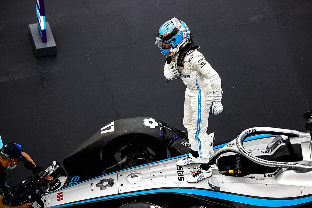 Ganador Nyck de Vries, Mercedes-Benz EQ, EQ Silver Arrow 02 celebra en Parc Ferme 