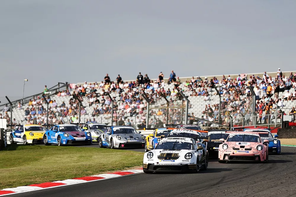 Carrera Cup GB start action