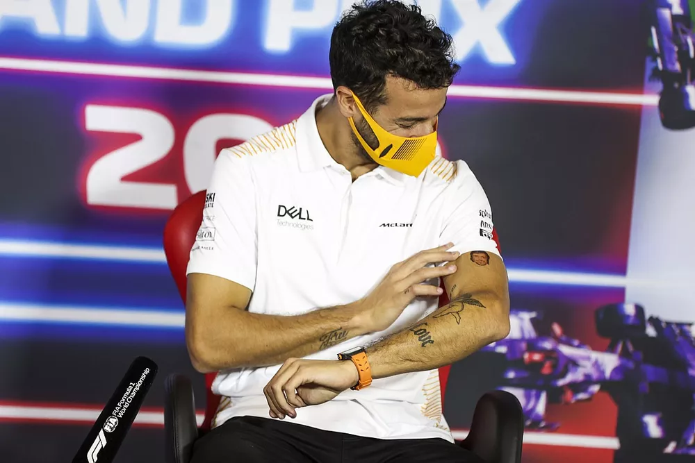Daniel Ricciardo, McLaren, se&ntilde;ala un tatuaje temporal de Fernando Alonso, Alpine F1