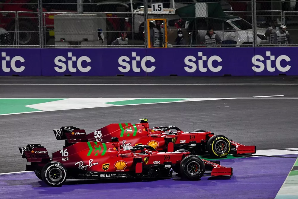 Charles Leclerc, Ferrari SF21, strijdt met Carlos Sainz Jr., Ferrari SF21