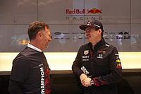 VÍDEO: Verstappen dá presente a Horner após conquista do título