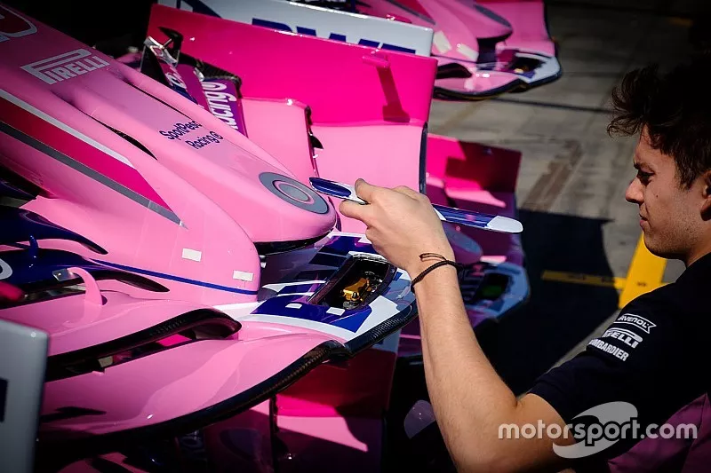Un m&eacute;canicien Racing Point au travail sur l'aileron avant