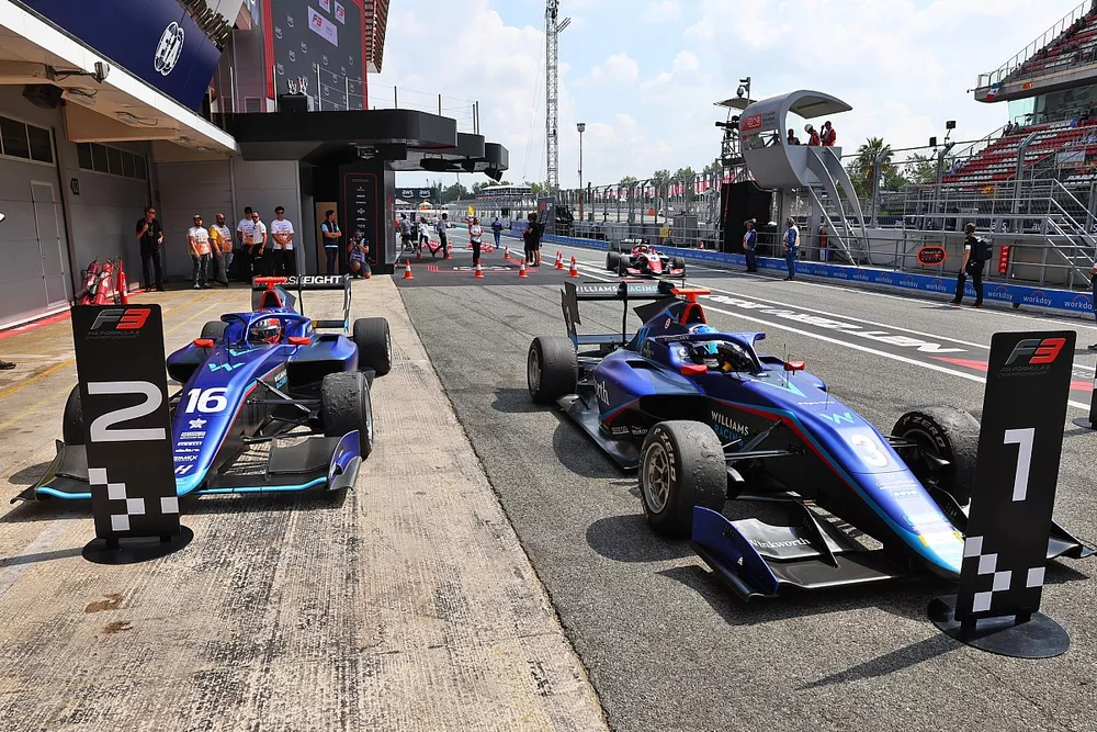 Second placed Luke Browning, Hitech Pulse-Eight and race winner Zak O'Sullivan, Prema Racing in parc ferme