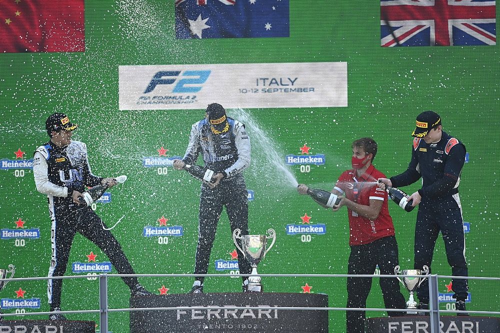 Podio: ganador Oscar Piastri, Prema Racing segundo lugar Guanyu Zhou, Uni-Virtuosi Racing, tercer lugar Dan Ticktum, Carlin 