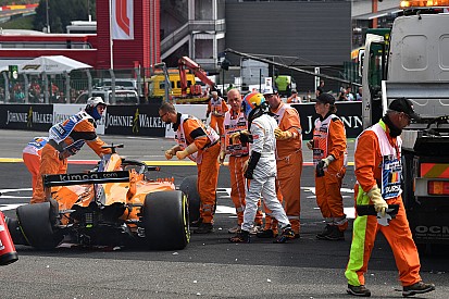 Alonso autóját teljesen át kellett építeni a baleset miatt, és fájdalmai voltak
