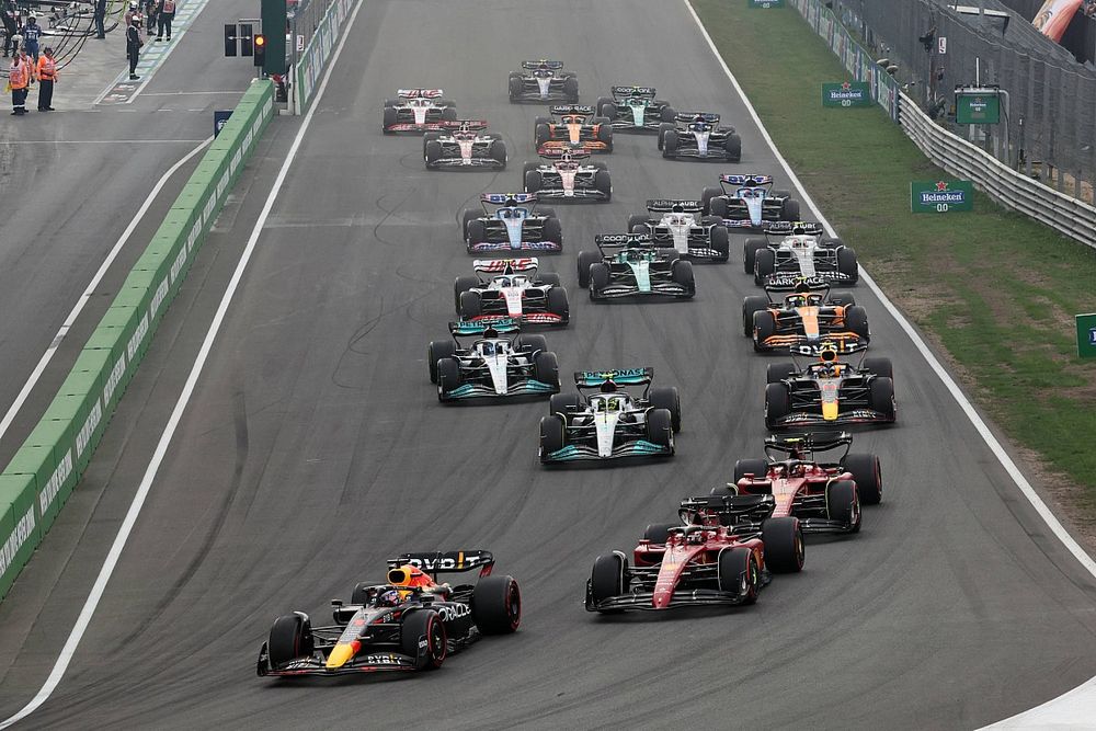 Max Verstappen, Red Bull Racing RB18, Charles Leclerc, Ferrari F1-75, Carlos Sainz, Ferrari F1-75, Lewis Hamilton, Mercedes W13, Sergio Perez, Red Bull Racing RB18, George Russell, Mercedes W13, the rest of the field away at the start