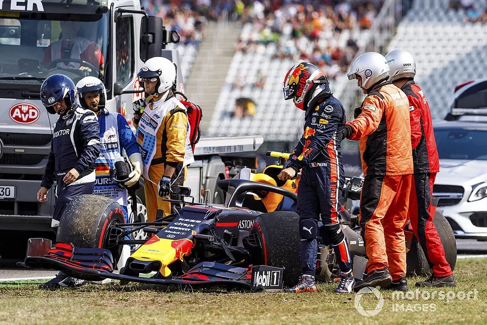 Les commissaires et les docteurs avec Pierre Gasly, Red Bull Racing RB15, apr&egrave;s son crash