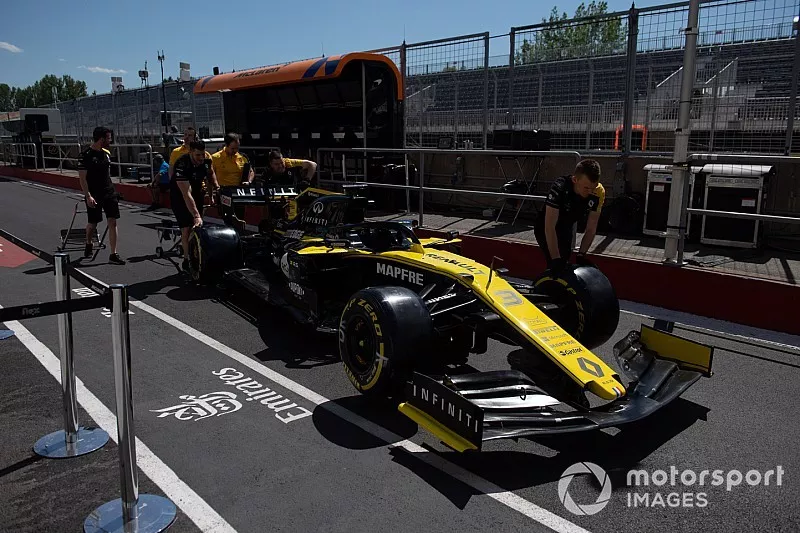 Les mécaniciens Renault poussent la R.S.19 de Daniel Ricciardo dans les stands