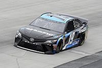 Truex volta a vencer em Dover em prova da NASCAR adiada pela chuva