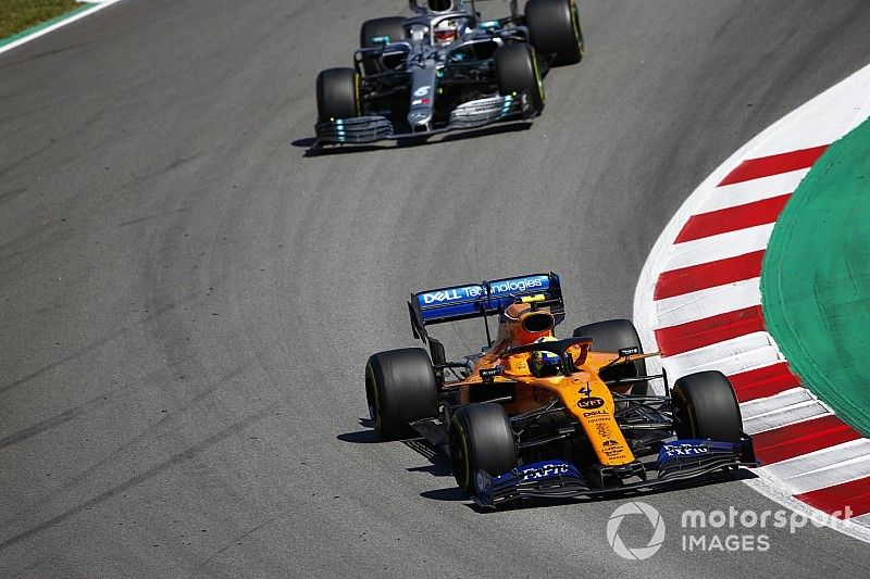 Lando Norris, McLaren MCL34, leads Lewis Hamilton, Mercedes AMG F1 W10