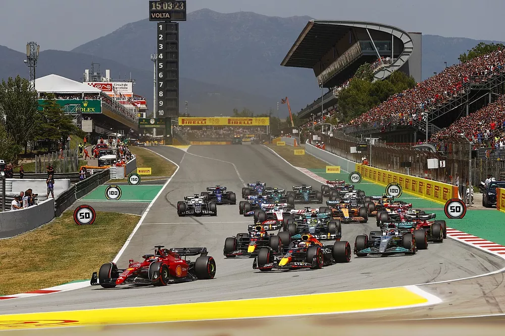 Charles Leclerc, Ferrari F1-75, Max Verstappen, Red Bull Racing RB18, George Russell, Mercedes W13, Sergio Perez, Red Bull Racing RB18, Carlos Sainz, Ferrari F1-75, Lewis Hamilton, Mercedes W13, et le reste des monoplaces au d&eacute;part