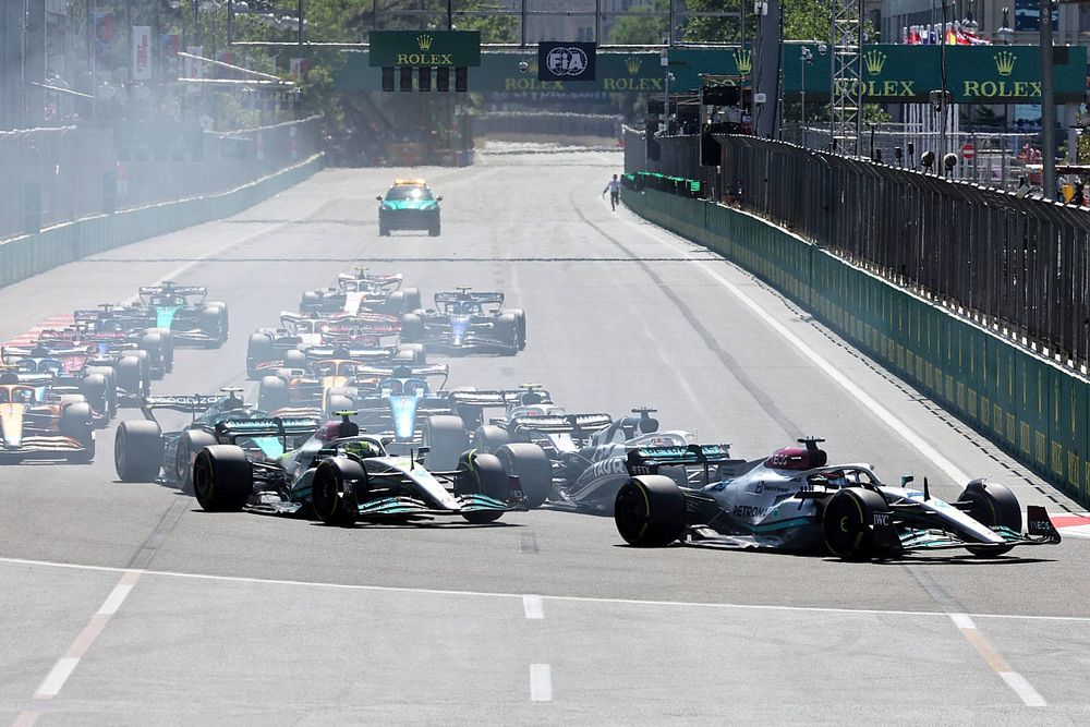 George Russell, Mercedes W13, Lewis Hamilton, Mercedes W13, Pierre Gasly, AlphaTauri AT03, Sebastian Vettel, Aston Martin AMR22, el resto  en la salida