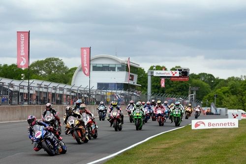 Tragedia en el SBK brit&aacute;nico: ca&iacute;da con 11 implicados y dos pilotos fallecidos