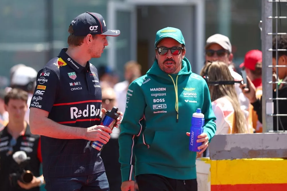 Max Verstappen, Red Bull Racing, Fernando Alonso, Aston Martin Racing