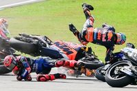 Las im&aacute;genes del accidente m&uacute;ltiple que provoc&oacute; bandera roja en Sepang