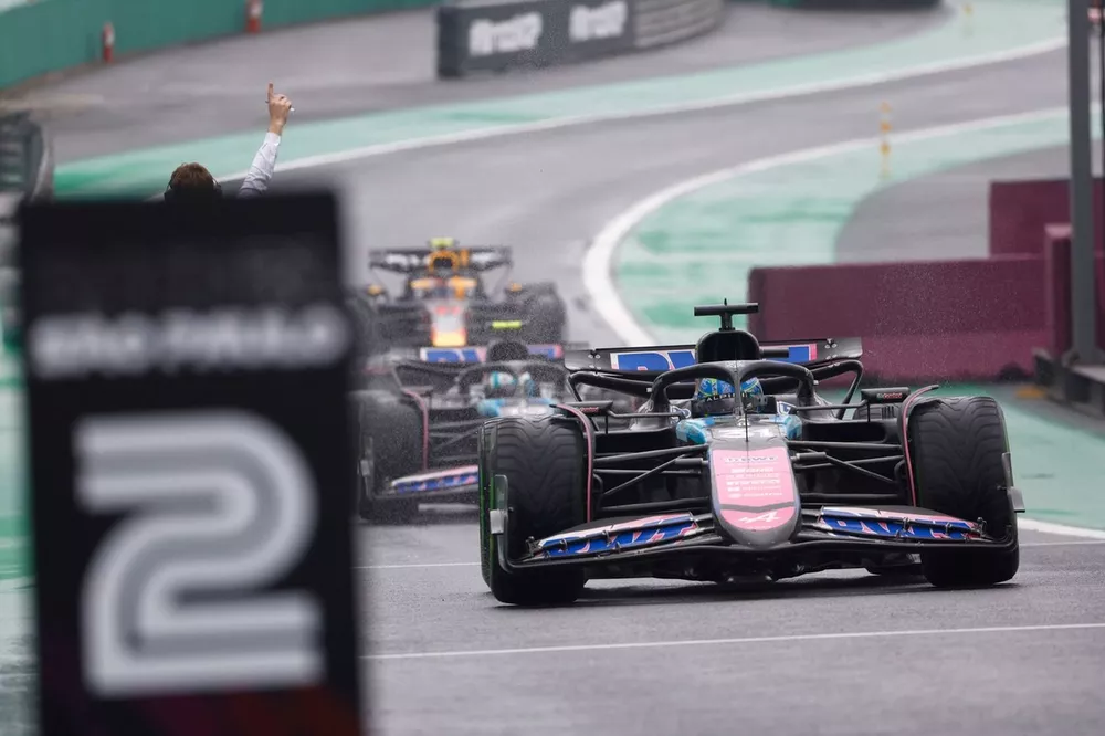 Esteban Ocon, Alpine A524, 2&ordf; posizione, in Parc Ferme 