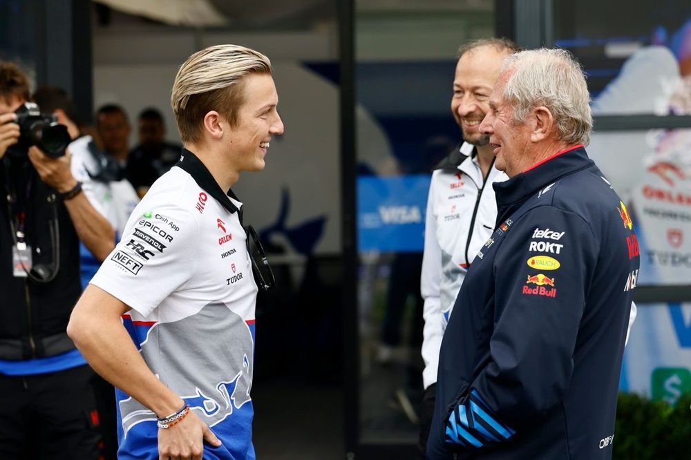 Liam Lawson, piloto reserva, Visa Cash App RB F1 Team, com Helmut Marko, consultor, Red Bull Racing, Peter Bayer, CEO, RB F1 Team