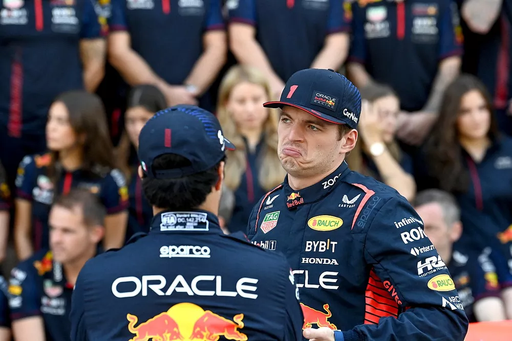 Max Verstappen y Sergio P&eacute;rez en la foto de equipo de Red Bull