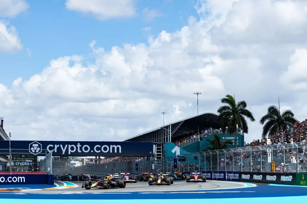 Max Verstappen, Red Bull Racing RB20, Sergio Perez, Red Bull Racing RB20, Charles Leclerc, Ferrari SF-24, Carlos Sainz, Ferrari SF-24, the rest of the field at the start of the Sprint