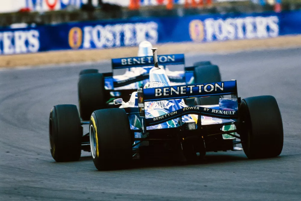 Gerhard Berger, Benetton B196 Renault, suit Jean Alesi, Benetton B196 Renault