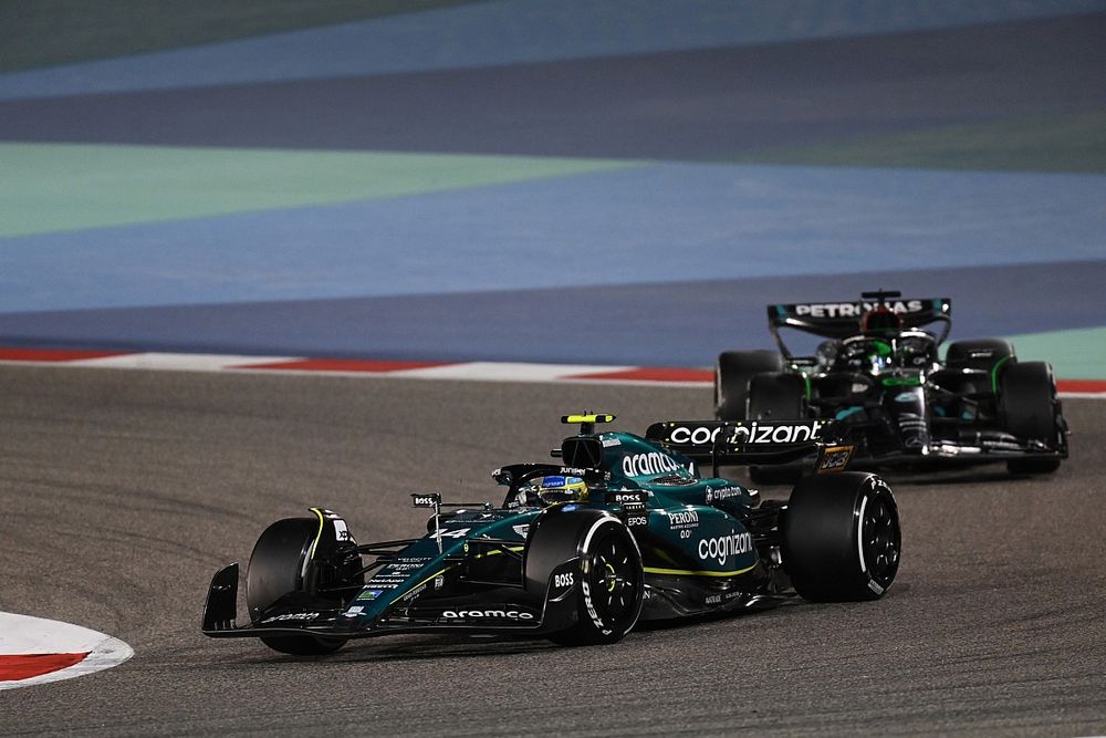 Fernando Alonso, Aston Martin AMR23, George Russell, Mercedes F1 W14
