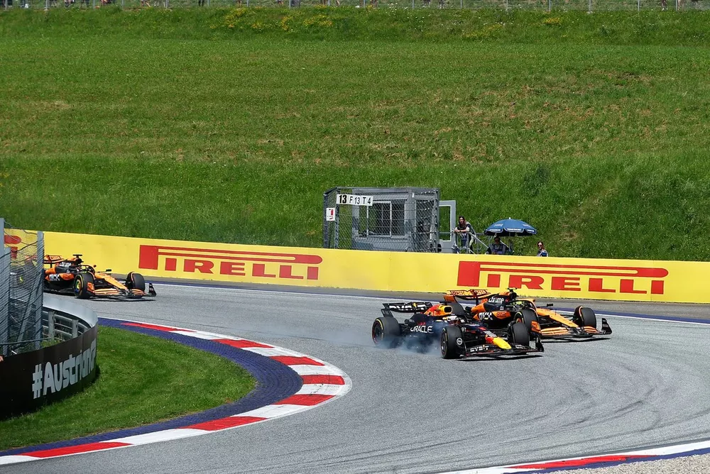 Max Verstappen, Red Bull Racing RB20, Lando Norris, McLaren MCL38 justo detr&aacute;s.