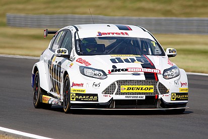 Snetterton BTCC: Jackson wins shortened Race 2 after opening-lap crash