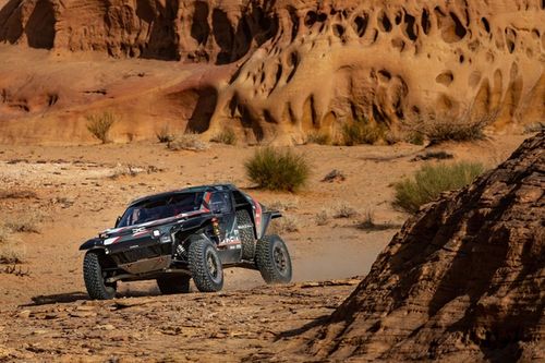 Loeb cree que los neum&aacute;ticos son ahora el punto d&eacute;bil del Dakar tras 13 pinchazos