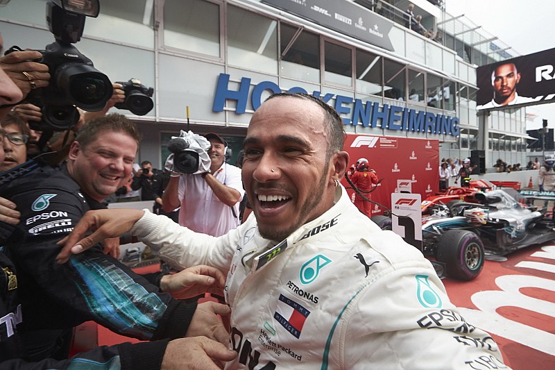 ÉLŐ F1-ES MŰSOR: Hamilton-FIA, Vettel-blama, jön a Magyar Nagydíj