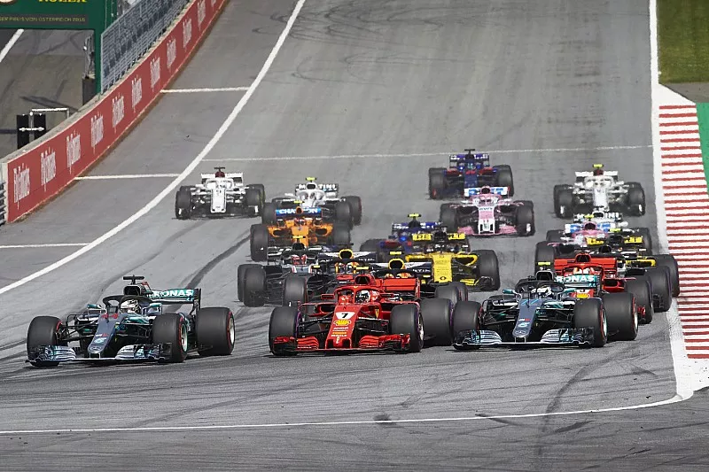 Acci&oacute;n en el inicio del GP de Austria