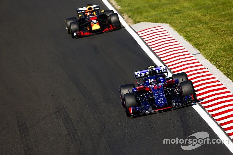 Pierre Gasly, Toro Rosso STR13, leads Daniel Ricciardo, Red Bull Racing RB14